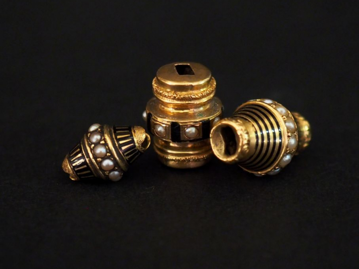 Trois coulants Napoléon III en or jaune, petites perles blanches et ém