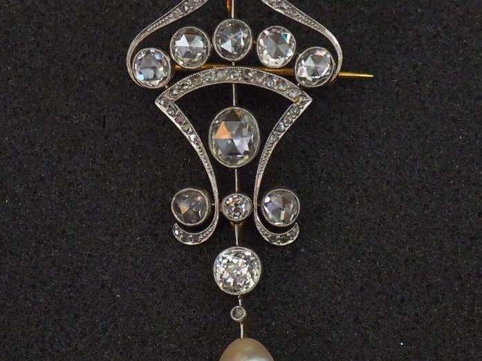 Broche/pendentif XIXème ajourée en or jaune, sertie de diamants taillé