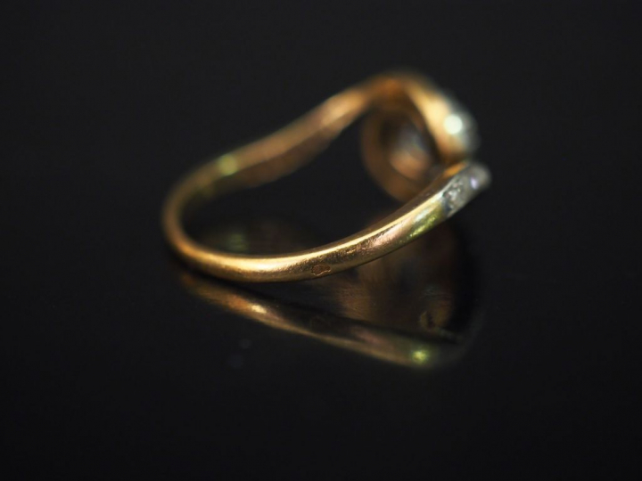 Bague de forme tourbillon en or jaune, sertie en son centre d'un diama