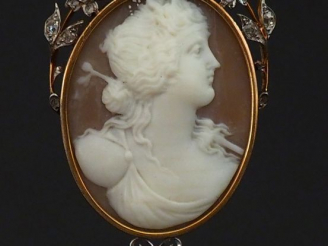 Vente aux enchères Pendentif Napoléon III de style Louis XVI en or jaune, serti en son ce