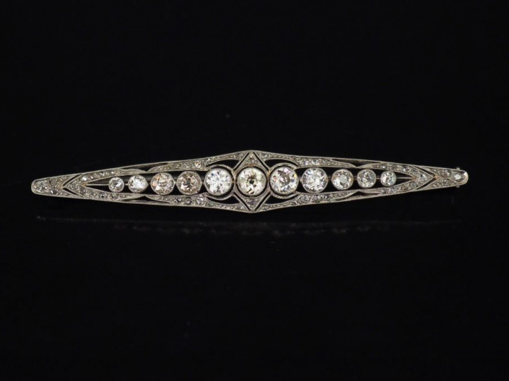 Broche de style Art déco en or blanc, sertie en son centre d'une ligne