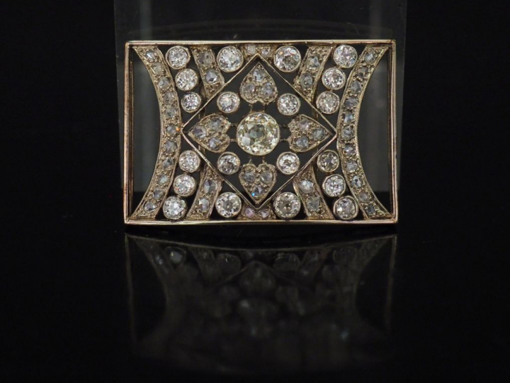 Elément de bracelet en or blanc, à décor ajouré et serti de diamants t