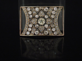 Vente aux enchères Elément de bracelet en or blanc, à décor ajouré et serti de diamants t