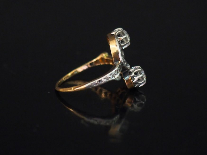 Bague "Toi   Moi" en or jaune, sertie de deux diamants taille ancienne