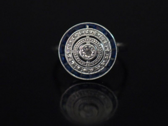 Vente aux enchères Bague ronde en or blanc, sertie en son centre d'un éclat de diamant en