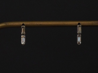 Vente aux enchères Paire de perces oreilles en or blanc, sertis de deux diamants taille b