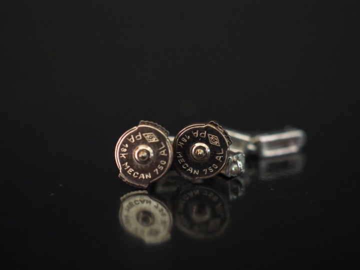 Paire de perces oreilles en or blanc, sertis de deux diamants taille b