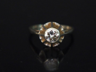 Vente aux enchères Bague solitaire en or blanc, sertie en son centre d'un diamant de ,04 