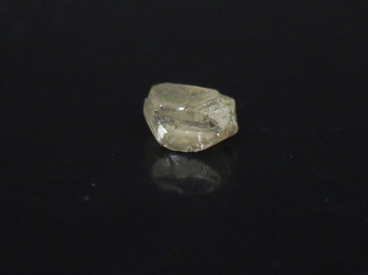 Diamant brut.  9,46 x 6,01 x 5,15 mm Poids. 0,69 g Avec un certificat 