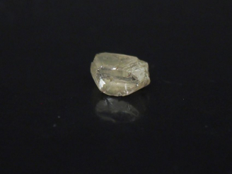 Vente aux enchères Diamant brut.  9,46 x 6,01 x 5,15 mm Poids. 0,69 g Avec un certificat 