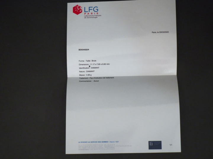 Diamant brut. 11,17 x 7,65 x 6,82 mm  Poids. 0,98 g  Avec un certifica