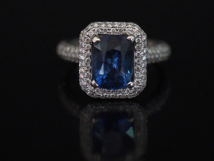 Bague en or blanc, sertie en son centre d'un saphir de 3,29 ct entouré