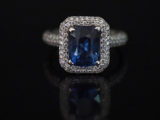 Vente aux enchères Bague en or blanc, sertie en son centre d'un saphir de 3,29 ct entouré