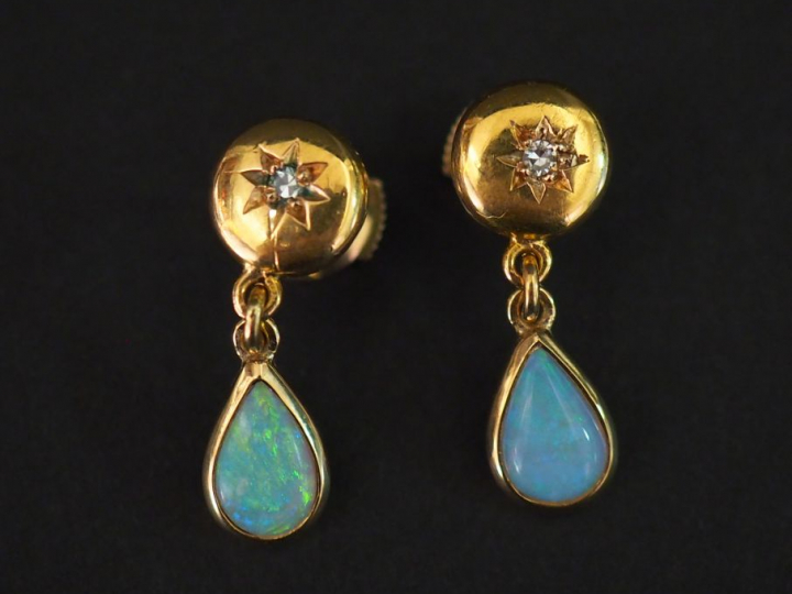 Paire de pendants d'oreilles en or jaune, sertis d'un petit diamant et