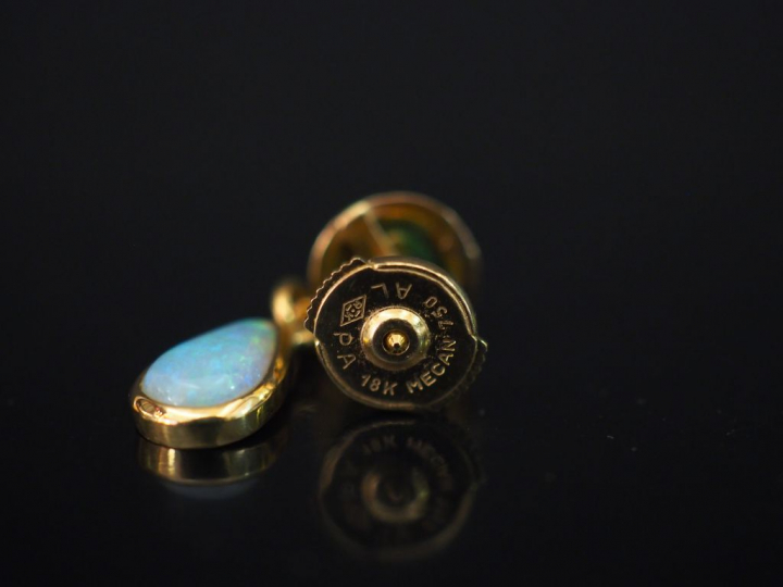 Paire de pendants d'oreilles en or jaune, sertis d'un petit diamant et