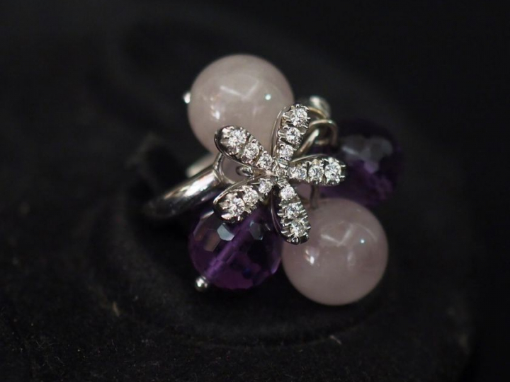 Bague moderne en or blanc, ornée d'une pendeloque en or blanc en forme