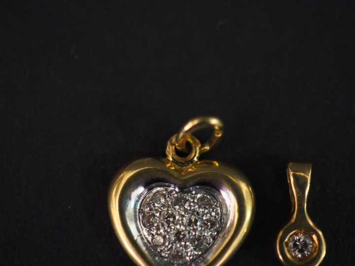 Pendentif en or jaune, en forme de cœur, serti d'un pavage de petits d