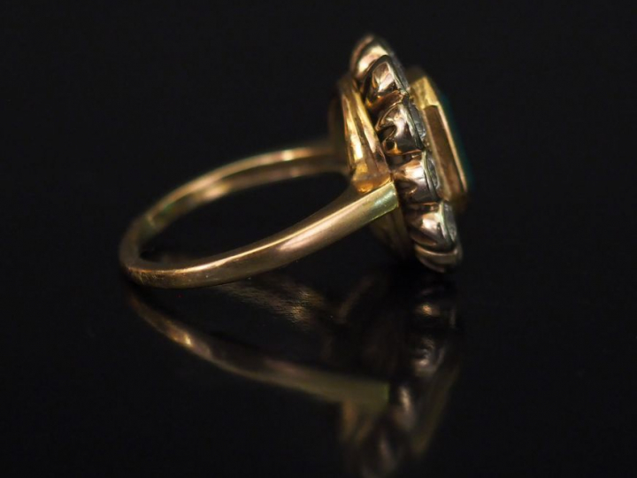 Bague de forme marguerite en or jaune, sertie en son centre d'une émer