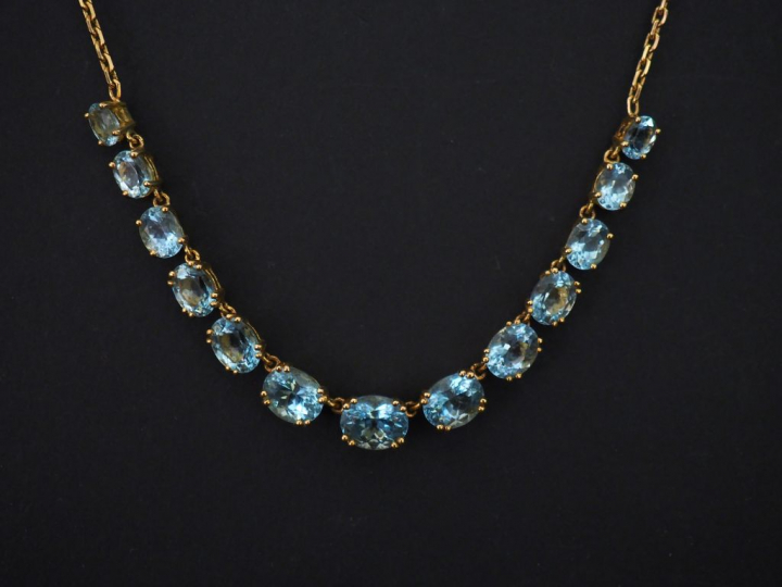 Collier souple en or jaune, serti de treize aigues marines disposées e