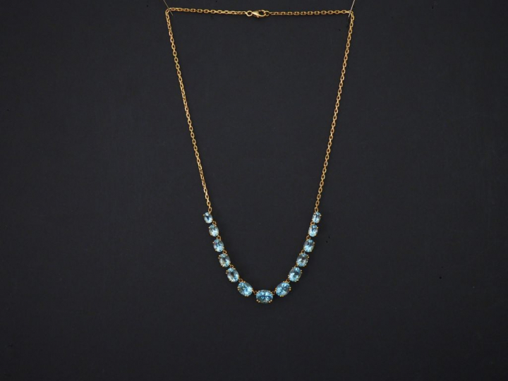 Collier souple en or jaune, serti de treize aigues marines disposées e