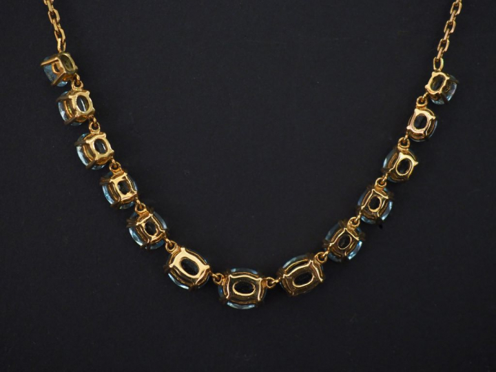 Collier souple en or jaune, serti de treize aigues marines disposées e