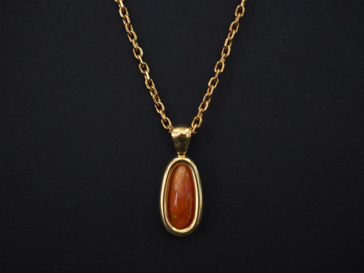 Chaine en or jaune, maille forçat, et pendentif en or jaune et composi