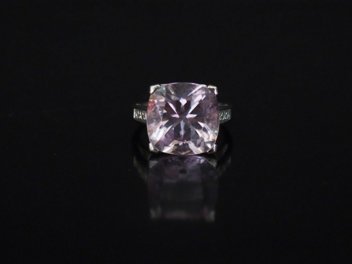 MAUBOUSSIN Bague en or blanc, sertie en son centre d'une pierre rosée 