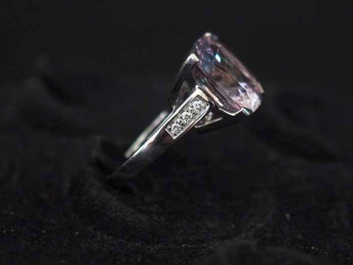 MAUBOUSSIN Bague en or blanc, sertie en son centre d'une pierre rosée 