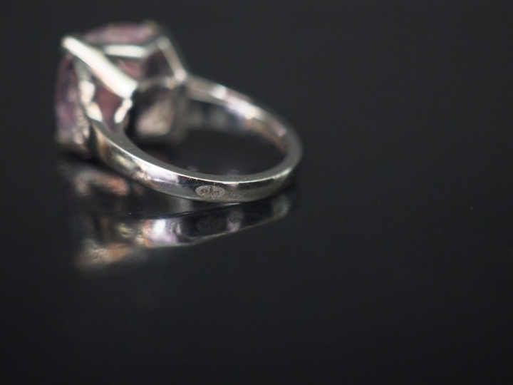 MAUBOUSSIN Bague en or blanc, sertie en son centre d'une pierre rosée 