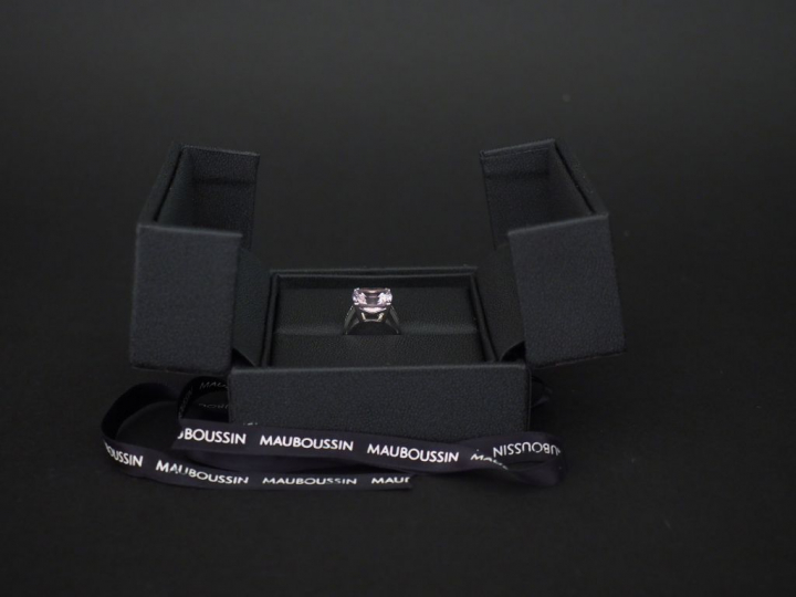 MAUBOUSSIN Bague en or blanc, sertie en son centre d'une pierre rosée 