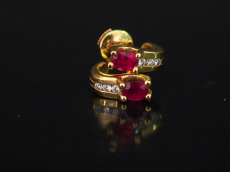 Vente aux enchères Paire de perces oreilles en or jaune, sertis d'une pierre rose agrémen