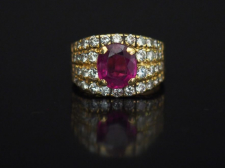 Vente aux enchères Bague en or jaune, sertie en son centre d'une pierre rose épaulée d'un
