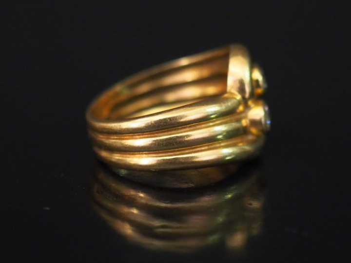 Bague de forme stylisée en or jaune, à décor de godrons et serti de de