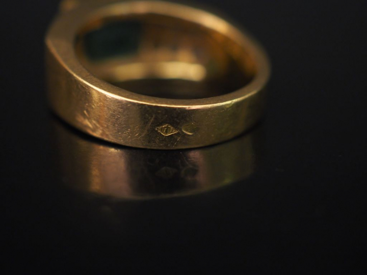 Bague de style Art déco en or jaune, sertie en son centre d'une émerau