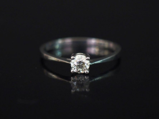 Vente aux enchères Bague solitaire en or blanc, sertie en son centre d'un diamant de 0,3 