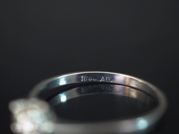 Bague solitaire en or blanc, sertie en son centre d'un diamant de 0,3 