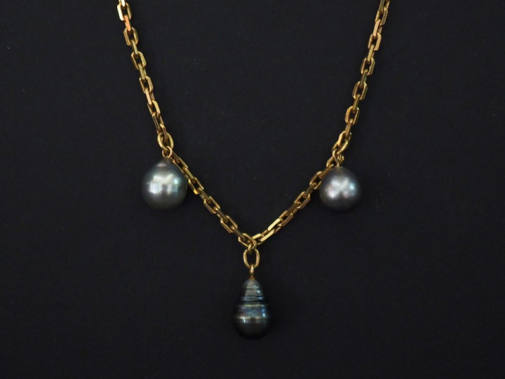 Collier souple en or jaune, maille forçat, agrémenté de trois perles g