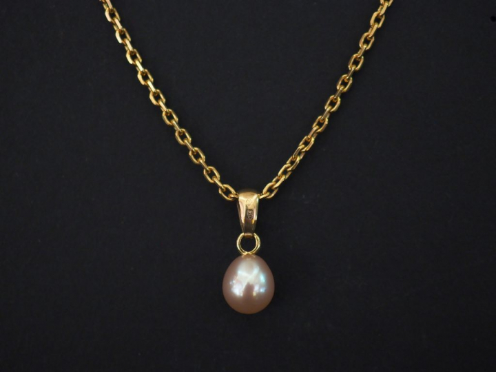 Chaine en or jaune, maille forçat, et son pendentif en or jaune et per