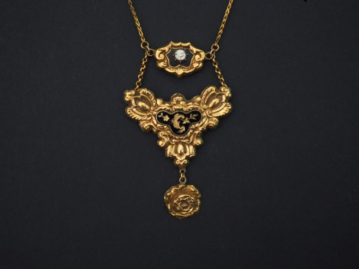 Collier Napoléon III en or jaune, et émail noir, à décor d'un motif ce