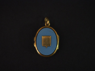 Vente aux enchères Pendentif porte-photo Napoléon III en or jaune et pierre dure, à décor