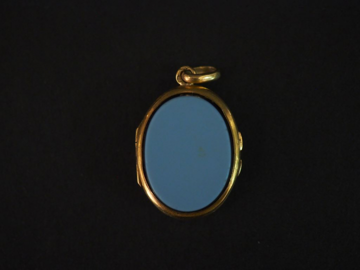 Pendentif porte-photo Napoléon III en or jaune et pierre dure, à décor