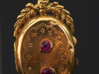 Vente aux enchères Petit pendentif Napoléon III en or jaune, à décor de feuillage, de car