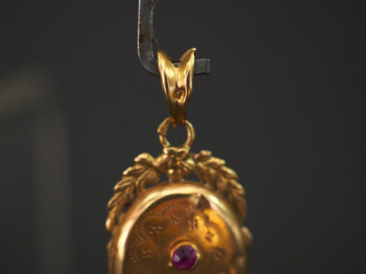 Petit pendentif Napoléon III en or jaune, à décor de feuillage, de car