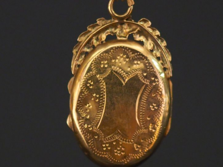 Petit pendentif Napoléon III en or jaune, à décor de feuillage, de car