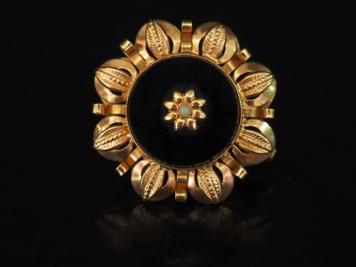 Broche Napoléon III en forme de fleur en or jaune et onyx noir. Le cen