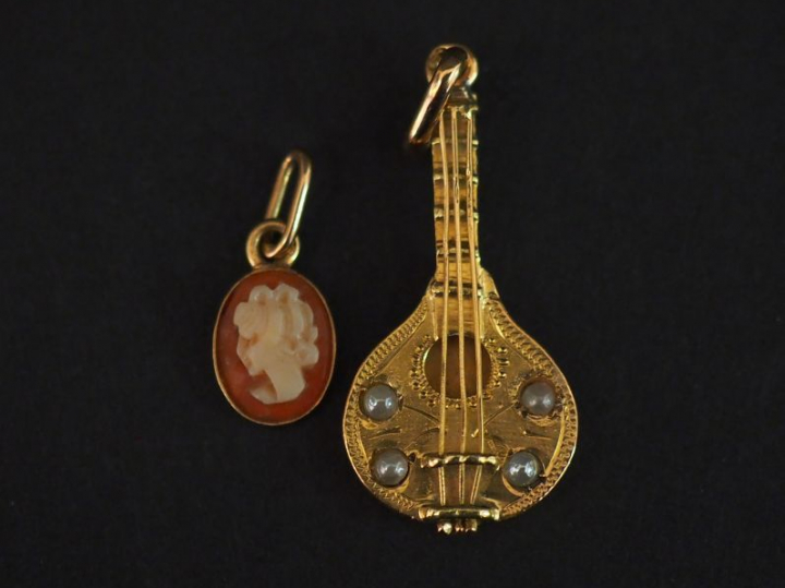 Ensemble comprenant :  - un pendentif Napoléon III en or jaune et perl