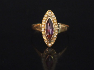 Vente aux enchères Petite bague Napoléon III de forme marquise en or jaune, sertie d'une 