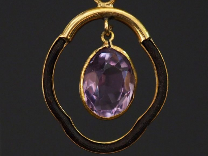 Pendentif de forme polylobée en or jaune, orné de poil d'éléphant et d