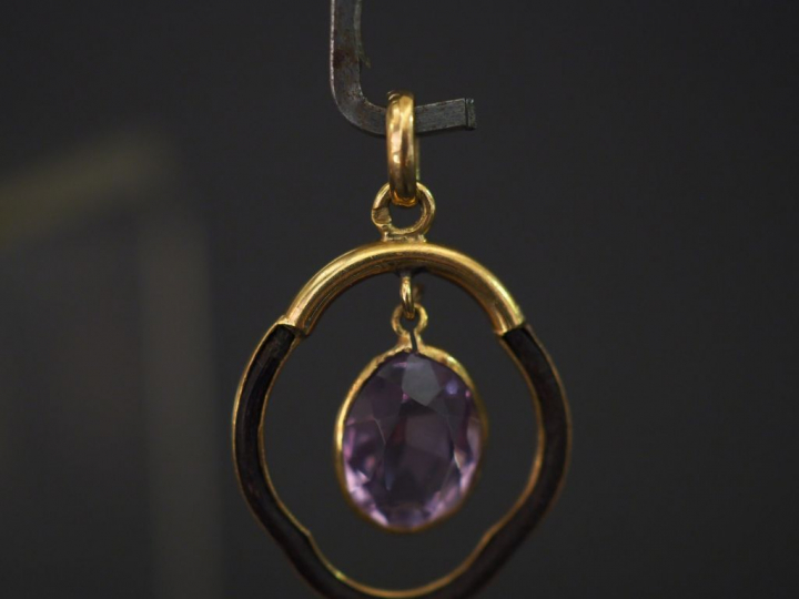 Pendentif de forme polylobée en or jaune, orné de poil d'éléphant et d