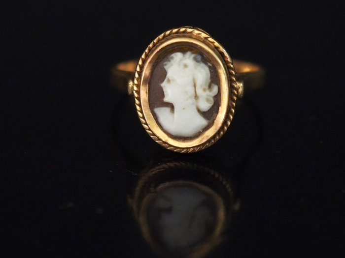 Bague Napoléon III en or jaune, sertie en son centre d'un camée figura